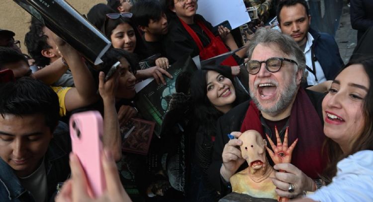Guillermo del Toro se entrega a sus fans durante alfombra roja de “Frankenstein” en la CDMX (Video)
