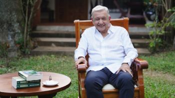 AMLO reaparece para presentar su nuevo libro “Grandeza” (Video)