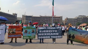 Militares en retiro marchan del Ángel al Zócalo; reprochan aumento de cuatro por ciento