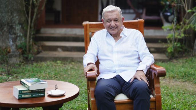 AMLO reaparece para presentar su nuevo libro “Grandeza” (Video)