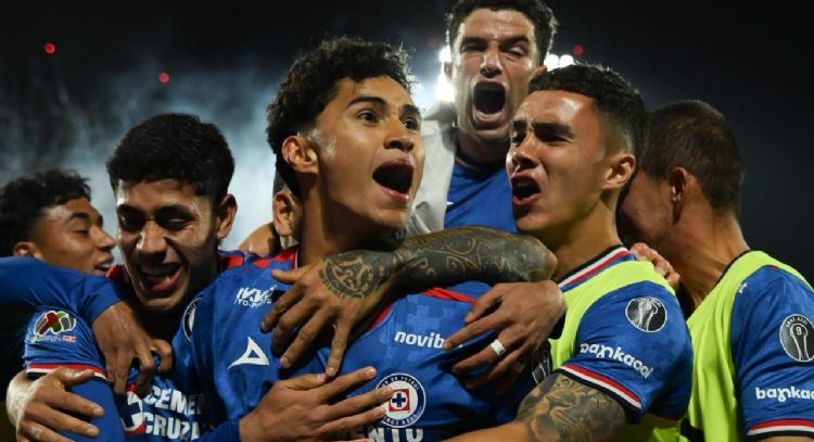 Chicharito falla un penalti y Cruz Azul vence a Chivas para avanzar a las semifinales (Video)