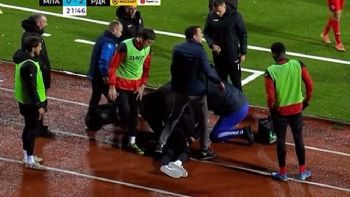 Entrenador de un club serbio muere de un infarto durante un partido de primera división (Video)