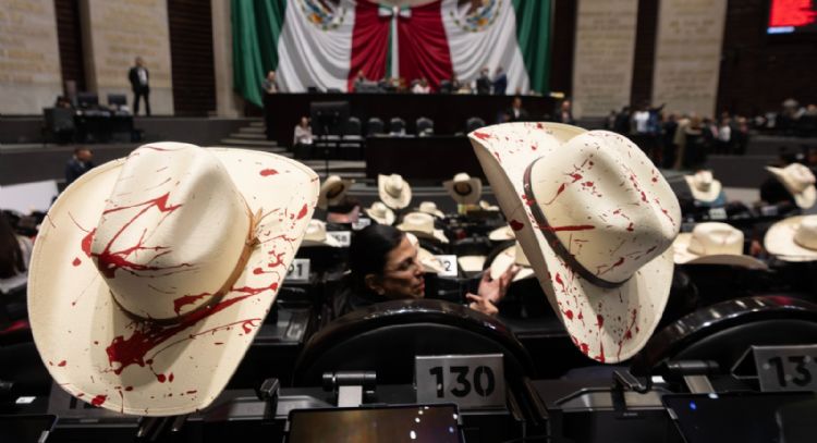 Diputados del PRI protestan con sombreros “ensangrentados” por asesinato de Carlos Manzo (Video)