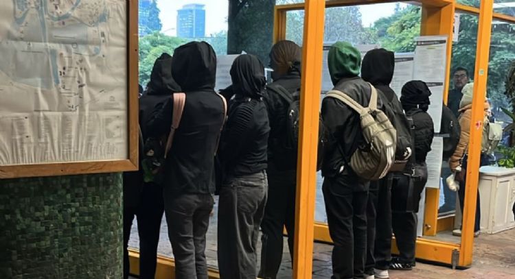 Encapuchados toman la Facultad de Química de la UNAM