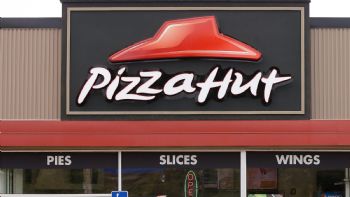 La empresa matriz de Pizza Hut sopesa vender la cadena
