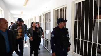 Gobernadora de Aguascalientes realiza recorrido por Cereso varonil; escuchó a internos y familiares
