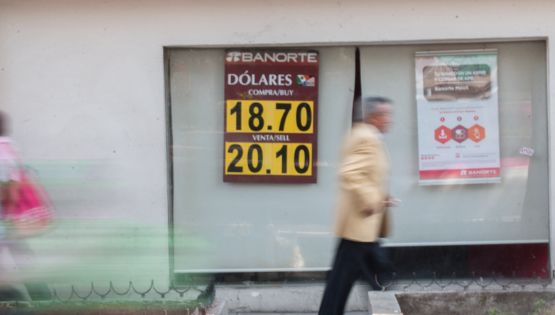 Peso gana ante corrección del dólar