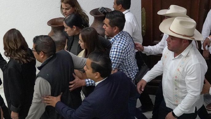 Encapuchado intenta entrar al Congreso de Michoacán previo a la toma de protesta de Grecia Quiroz
