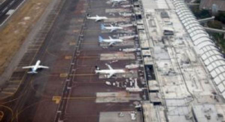 Las diferencias por rutas aéreas deben resolverse en el marco del T-MEC: Ebrard