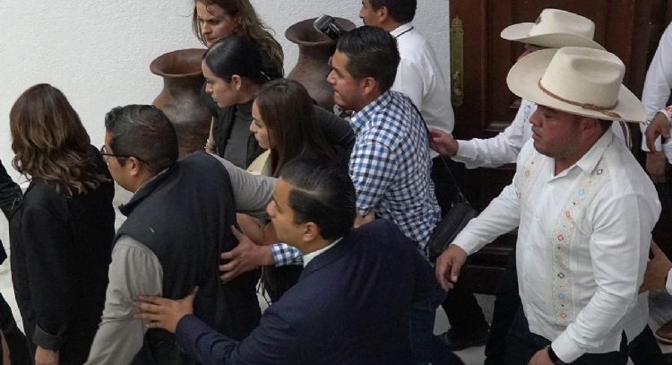Encapuchado intenta entrar al Congreso de Michoacán previo a la toma de protesta de Grecia Quiroz