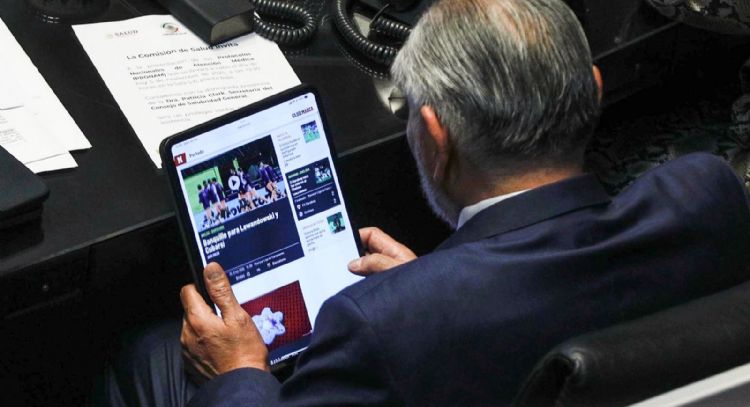 Vuelven a captar a Adán Augusto viendo deportes en plena sesión del Senado