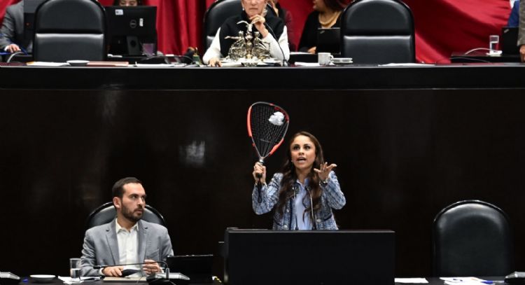Paola Longoria se queja de reducción al deporte, pero no cuestiona excesos de la Conade