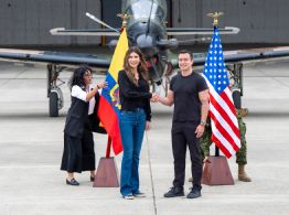 Presidente de Ecuador muestra a Kristi Noem sitios para una base militar de EU contra el narco