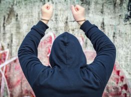 Adolescente de 15 años mata a compañero tras chocar en el pasillo; será juzgado como adulto