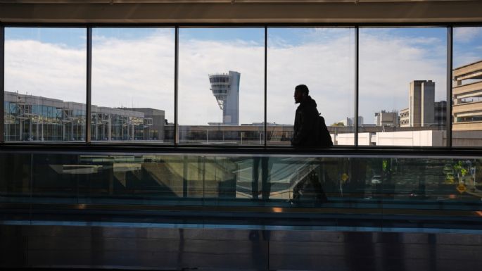 Principales aeropuertos de EU recortarán vuelos por falta de personal debido al cierre de gobierno