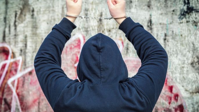 Adolescente de 15 años mata a compañero tras chocar en el pasillo; será juzgado como adulto