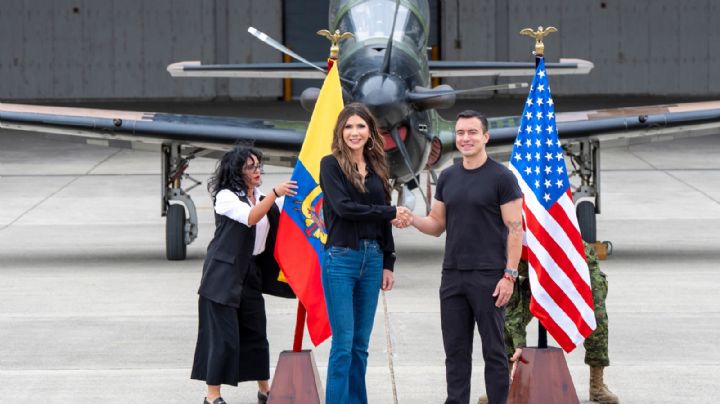 Presidente de Ecuador muestra a Kristi Noem sitios para una base militar de EU contra el narco