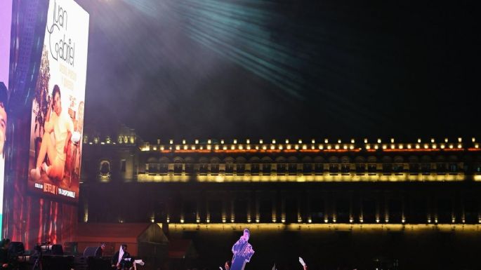 Proyección de concierto de Juan Gabriel reunió a 170 mil seguidores en Zócalo de la CDMX (Videos)