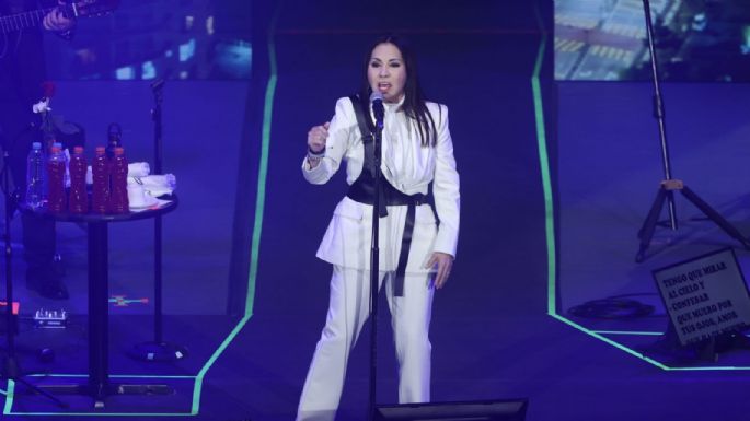 “México tiene que despertar”: Ana Gabriel lamenta en pleno concierto la muerte de Carlos Manzo (Video)