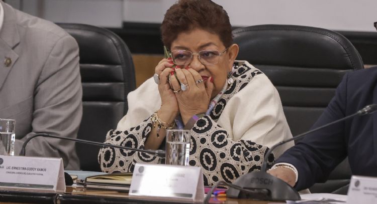 Ernestina Godoy aparece en la lista de 43 aspirantes a la FGR