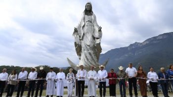 Entregan Américo y María escultura monumental de la Virgen de la Misericordia en El Chorrito