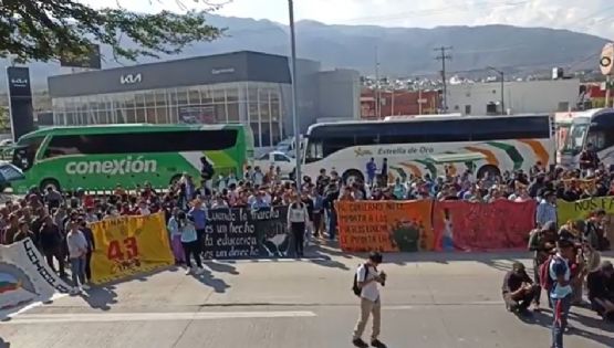 Bloquean Autopista del Sol: estudiantes exigen justicia por normalistas asesinados en 2011