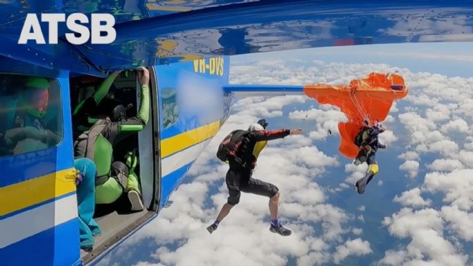 Paracaídas se atora con alerón de avión y deja colgando a hombre a más de 4 mil metros de altura