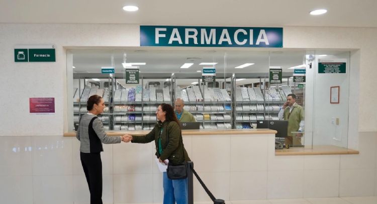 Sheinbaum hace visita sorpresa a hospital del IMSS en medio de quejas por desabasto de medicamentos