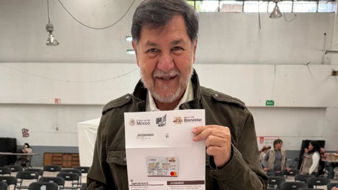 Noroña presume su tarjeta del Bienestar para adultos mayores
