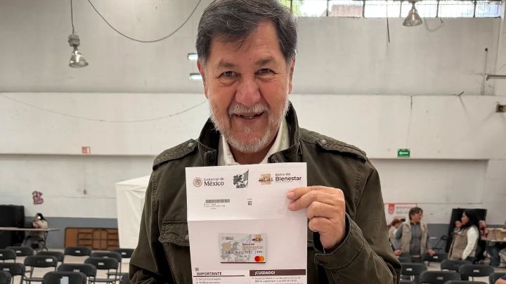 Noroña presume su tarjeta del Bienestar para adultos mayores