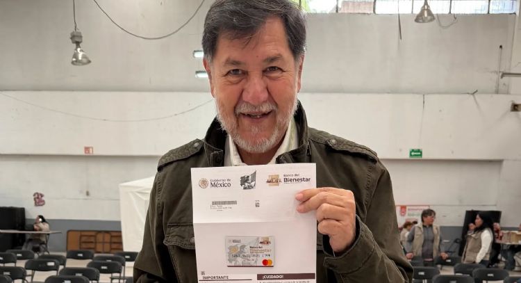 Noroña presume su tarjeta del Bienestar para adultos mayores