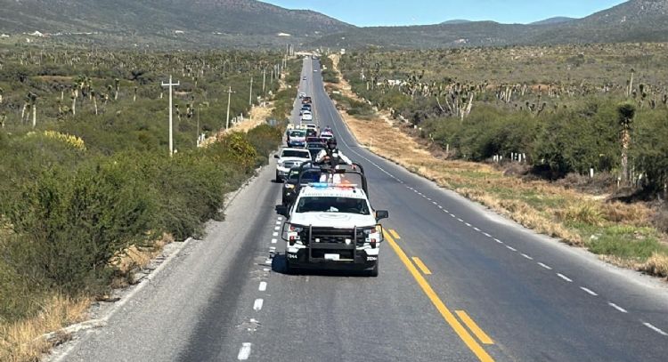 Escolta Guardia Estatal caravana de 250 vehículos de paisanos en la Carretera Federal 101