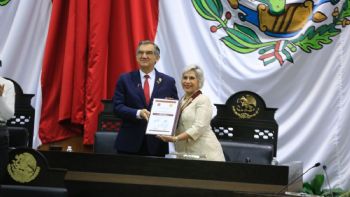 Entrega gobernador Medalla al Mérito "Luis García de Arellano" a Cecilia Imelda Lugo Cruz