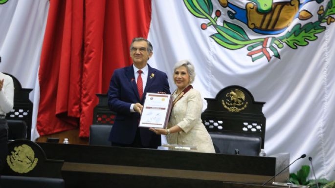 Entrega gobernador Medalla al Mérito "Luis García de Arellano" a Cecilia Imelda Lugo Cruz