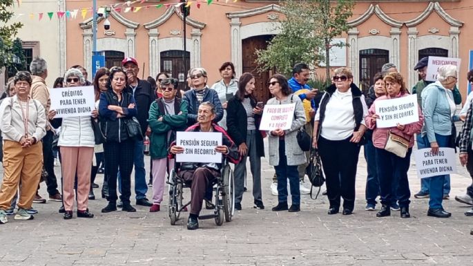 Maestros jubilados protestan en Coahuila por errores en cálculo de percepciones