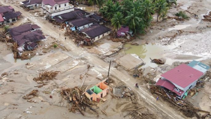 Inundaciones en Indonesia, Sri Lanka y Tailandia dejan más de mil 300 muertos