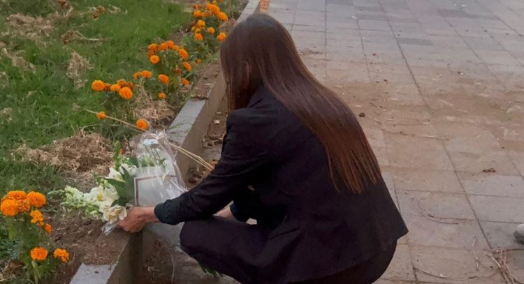 Grecia Quiroz acude al lugar donde hace un mes fue asesinado Carlos Manzo: "No te fallaré"