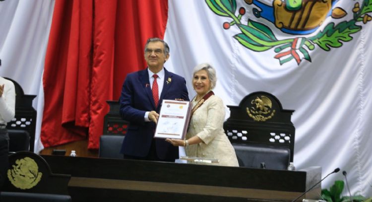 Entrega gobernador Medalla al Mérito "Luis García de Arellano" a Cecilia Imelda Lugo Cruz