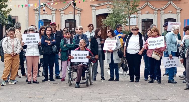 Maestros jubilados protestan en Coahuila por errores en cálculo de percepciones