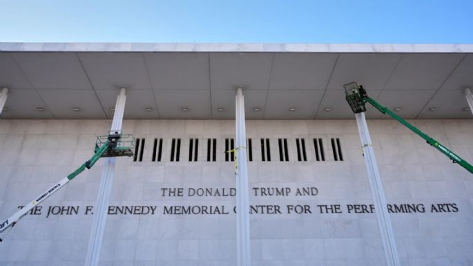 Centro Kennedy añadió el nombre de Trump al monumento que el Congreso creó para John F. Kennedy