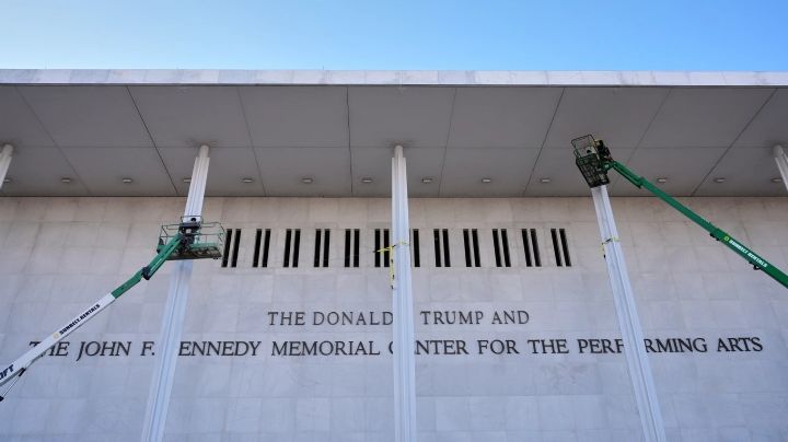 Centro Kennedy añadió el nombre de Trump al monumento que el Congreso creó para John F. Kennedy
