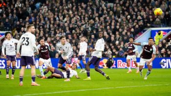 El Aston Villa vence 2-1 al Manchester United y sella su décima victoria consecutiva