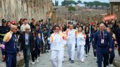 Foto ilustrativa de la nota titulada: Jackie Chan lleva la antorcha olímpica de Milán Cortina a través de las ruinas de Pompeya
