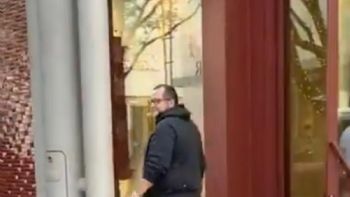 Captan a José Ramón López Beltrán al salir de tienda Loro Piana con bolsa de Hermès en mano (Video)