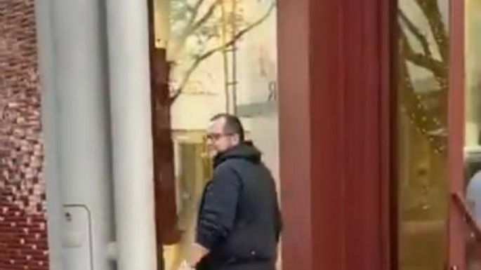 Captan a José Ramón López Beltrán al salir de tienda Loro Piana con bolsa de Hermès en mano (Video)