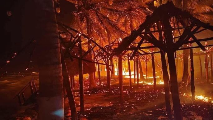 Incendio presuntamente provocado consume 250 palapas en Mahahual
