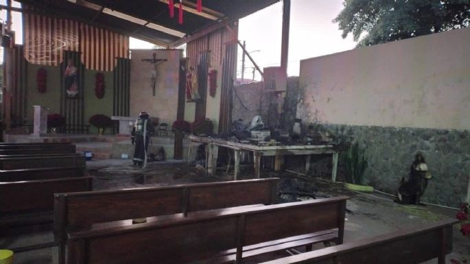 Menor provoca incendio en parroquia tras lanzar cohete en Morelos