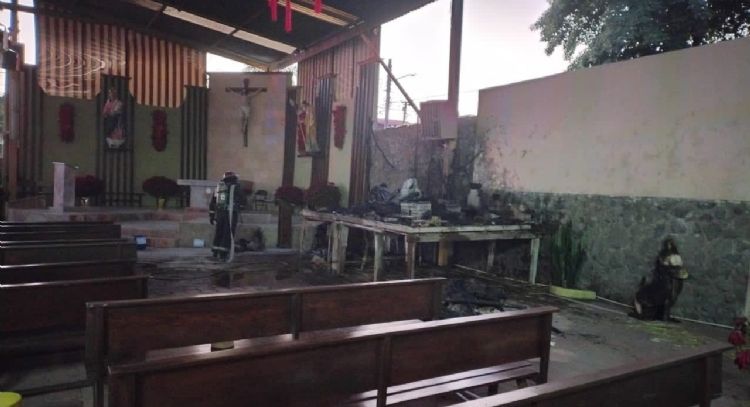 Menor provoca incendio en parroquia tras lanzar cohete en Morelos
