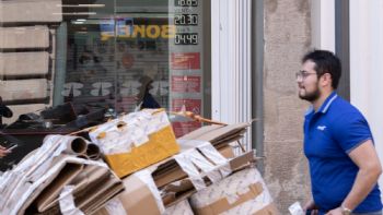 Peso avanza y se mantiene estable frente al dólar