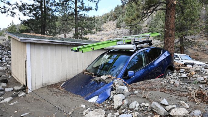 Las intensas tormentas invernales de California convirtieron caminos en ríos de lodo
